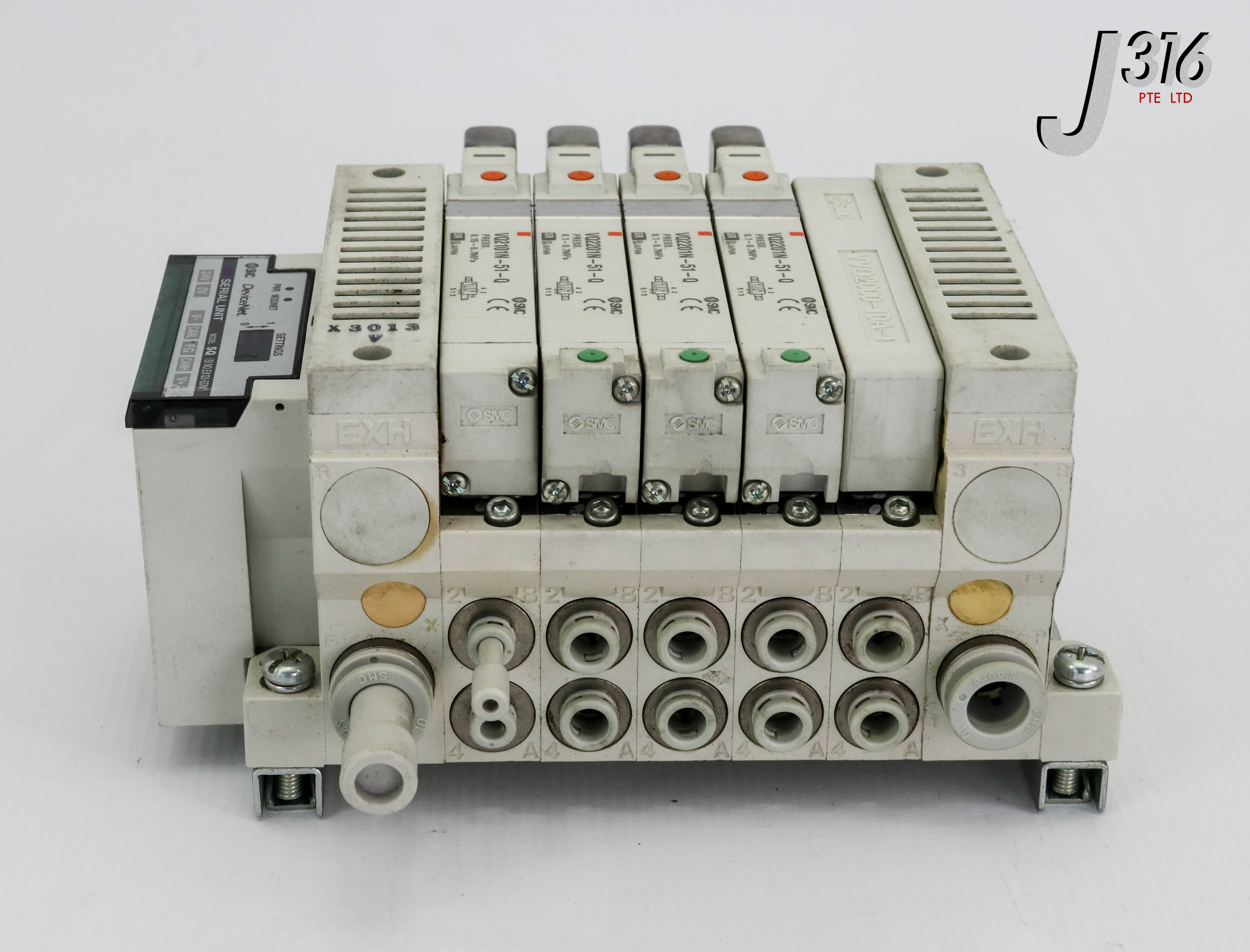 V 25561 SMC 5 SLOT SOLENOID MANF W/ 1X VQ2101N-51-Q, 3X VQ2201N-51-Q